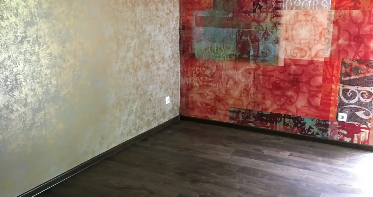 Raumgestaltung des Malerbetriebs Arne Muhlack mit roter Akzentwand